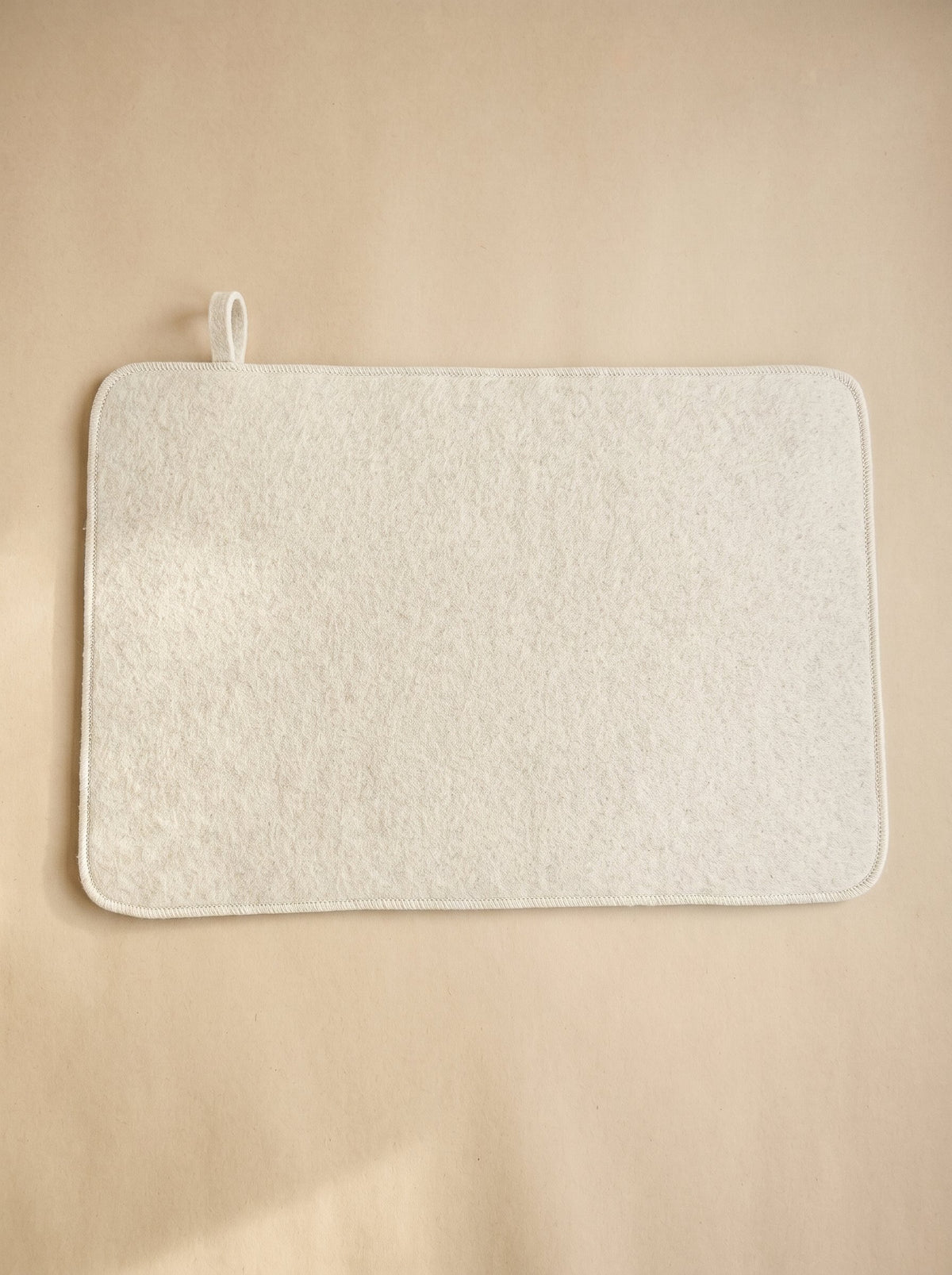 P5-beyaz | White felt sauna seat pad with a hanging loop